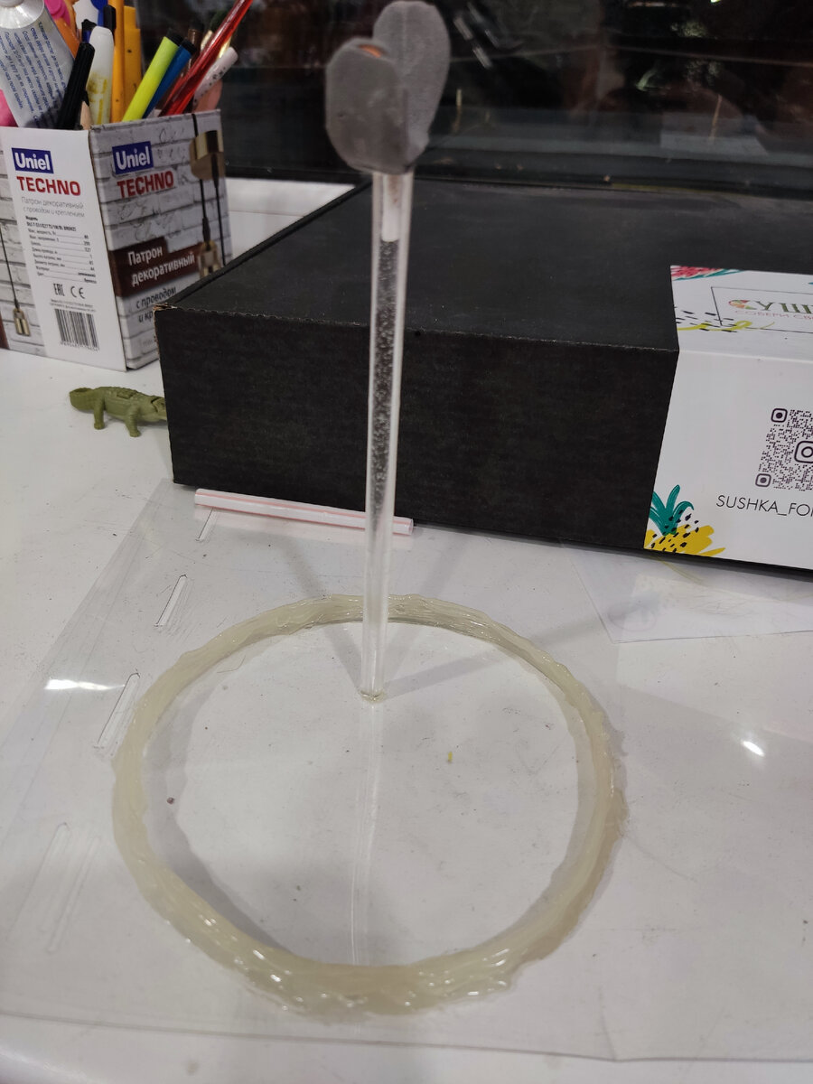 с помощью клеевого пистолета на пленке соорудила опалубку и установила седло