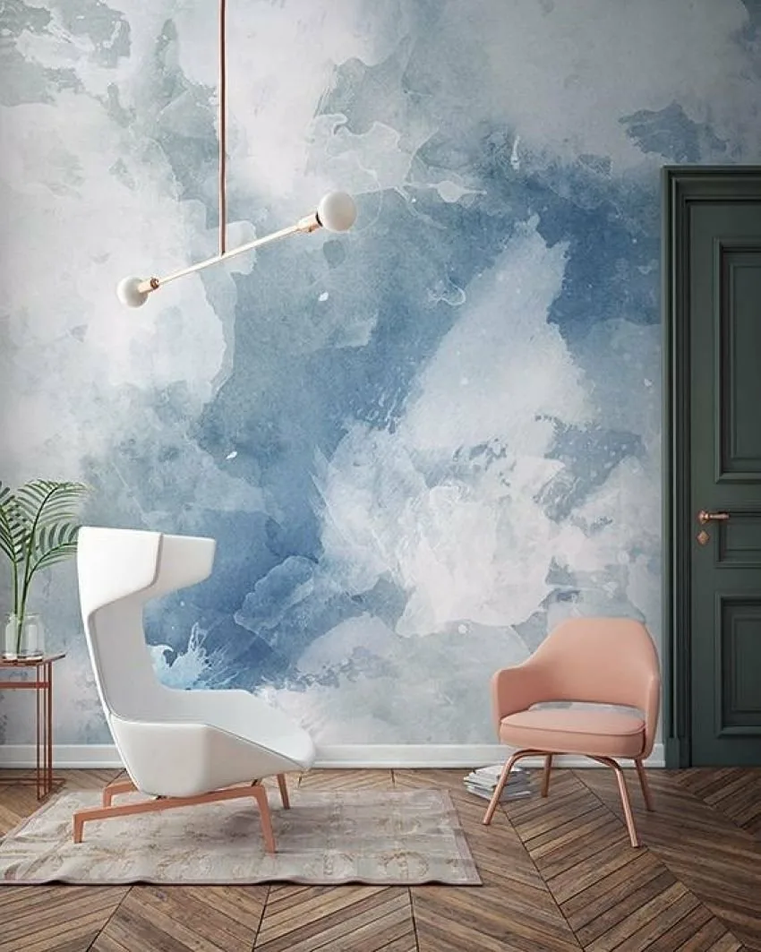 окраска поверхности валиком. рука с валиком. валик для покраски стен широкий. покраска стен белыми красками.