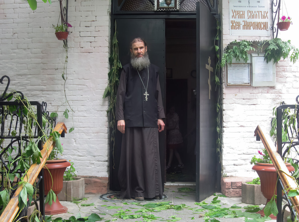 Отец Виталий Редька на крыльце храма Св. жен-мироносиц. Троицкая вселенская родительская суббота, 2 июня 2012 г.