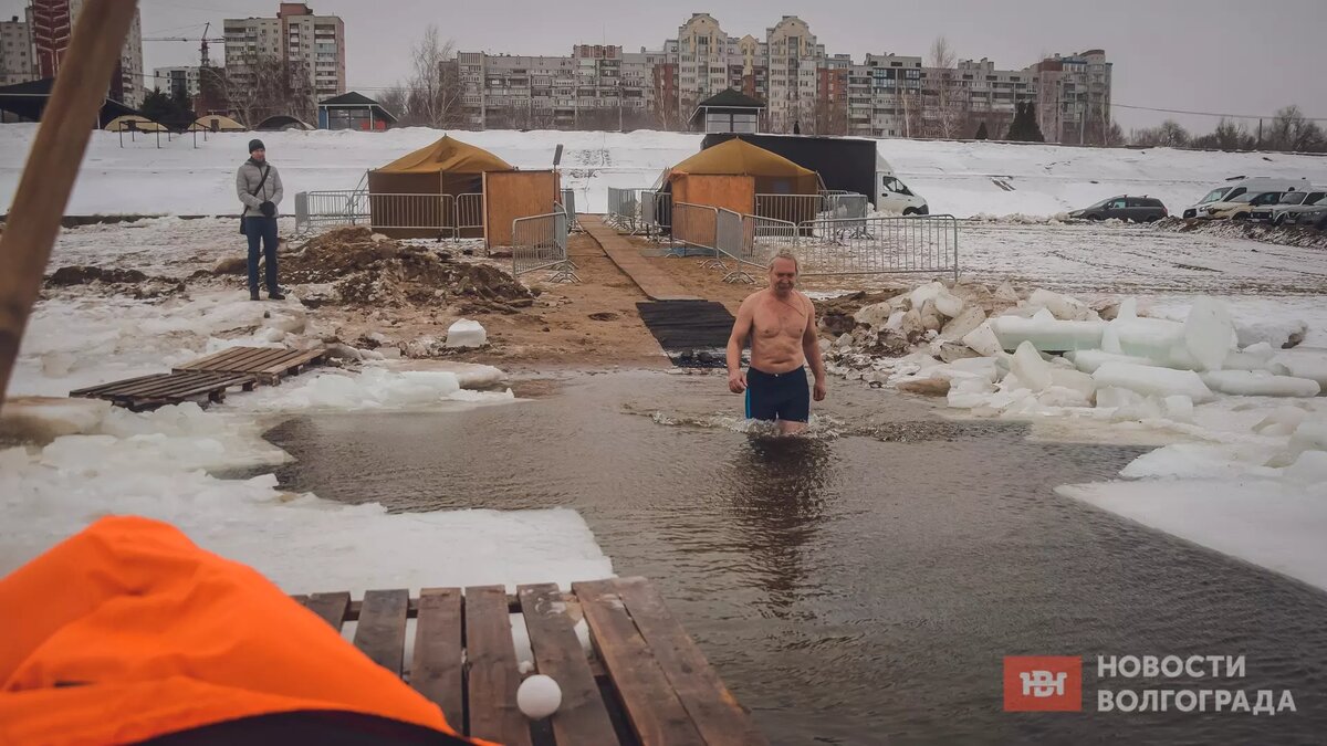     Число волгоградцев, желающих окунуться в крещенские купели, уменьшилось, в Советском районе взорвался частный дом, новые эскалаторы заработали в подземке.