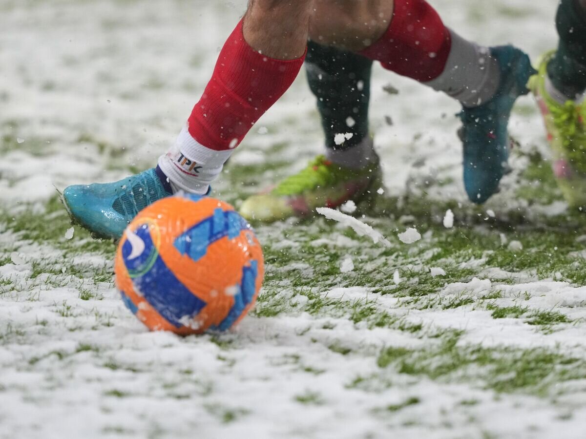    Мяч на заснеженном поле© РИА Новости / Александр Вильф