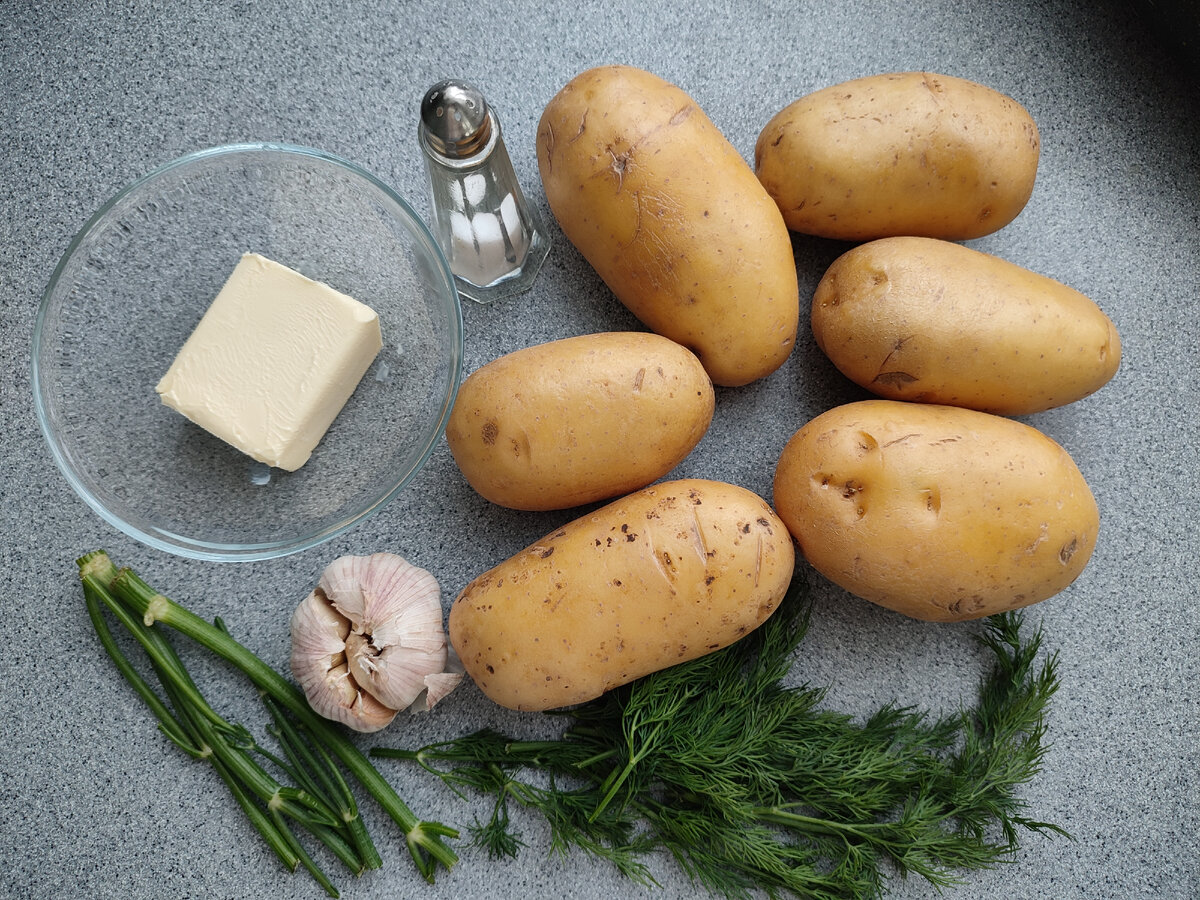 Набор продуктов очень простой – но картофель должен быть качественный. 