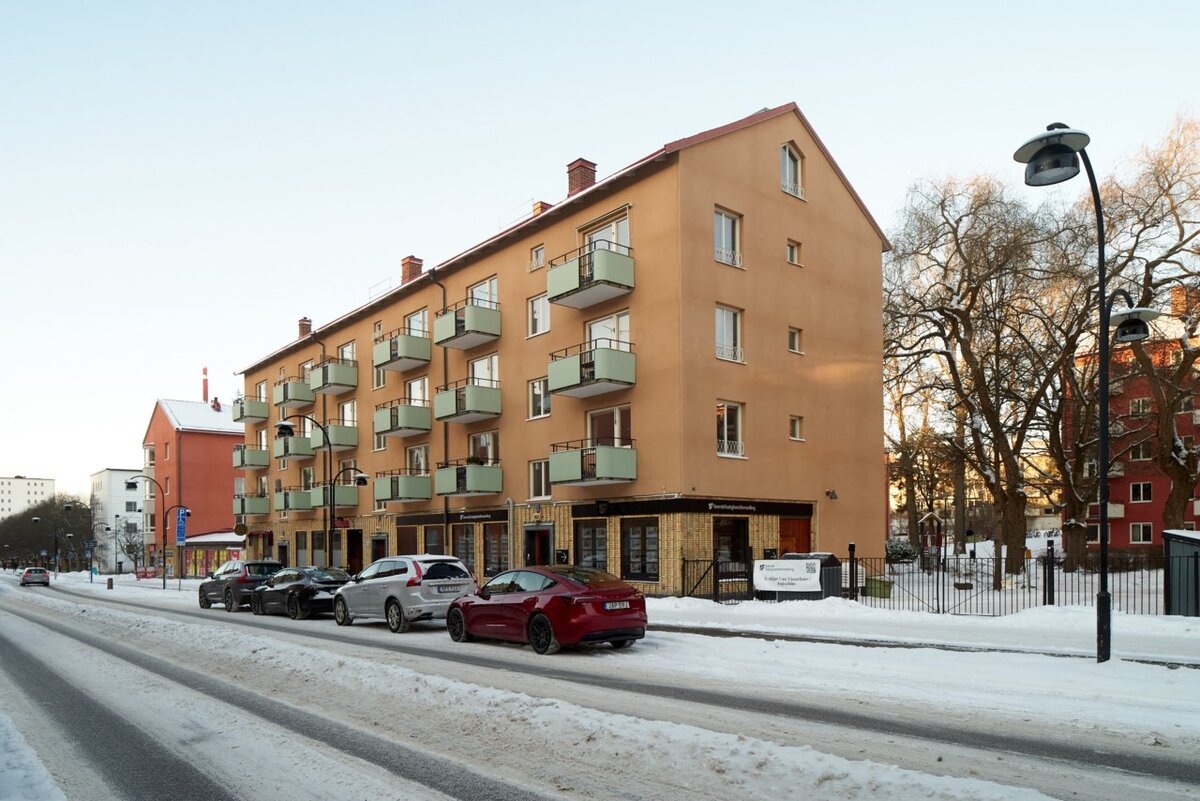 Квартира находится в доме 1950 года постройки. Четыре этажа (первый отдан под магазины) плюс жилая мансарда