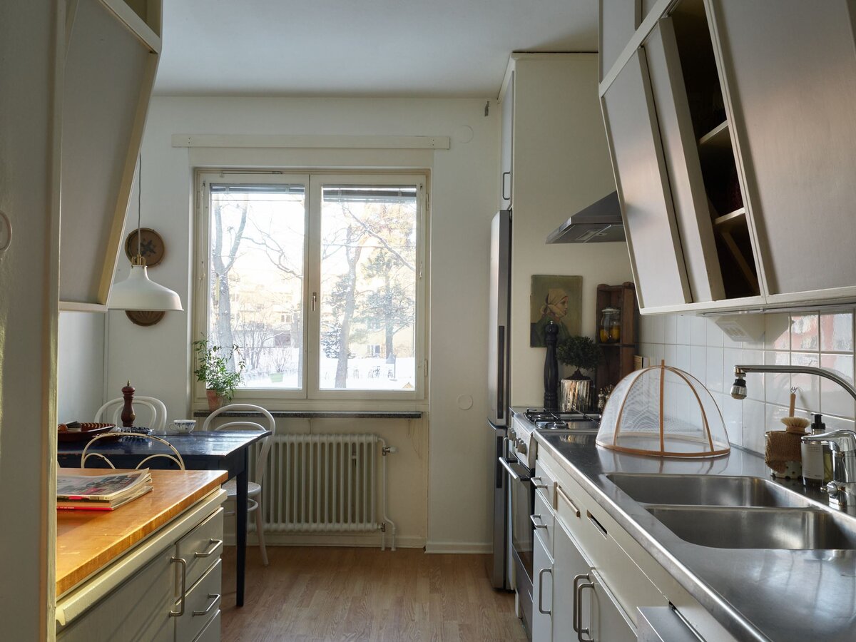 Кухня — пожалуй, самое интересное место в квартире (особенно для любителей ретро-интерьеров). Шкафы стоят здесь со времен постройки дома. То есть им больше 70 лет. Пару лет назад их перекрашивали. Когда ремонтировали и ремонтировали ли вообще — нынешняя хозяйка не знает