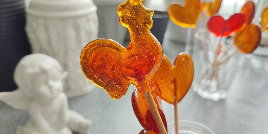 "Золотой петушок" – леденцы на палочке из сахара, простое лакомство из детства