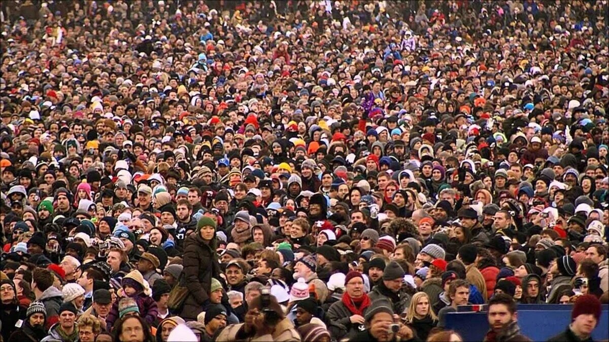 Большая толпа народа. Много людей. Толпа. Человек толпы. Толпа народа.