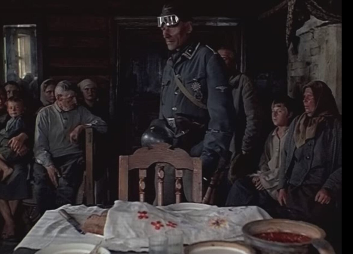 Шарфюрер СС (унтер-фельдфебель) в хате. Кадр из фильма