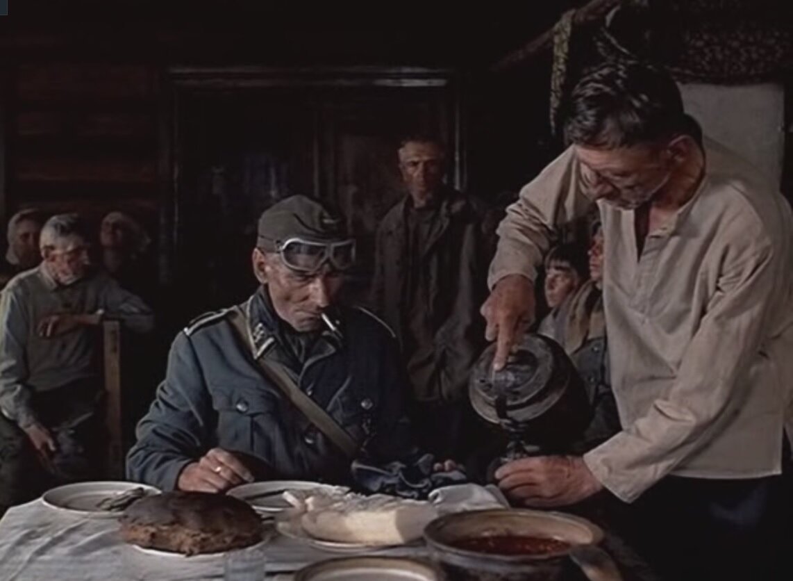 Шарфюрер СС (унтер-фельдфебель) в хате. Кадр из фильма