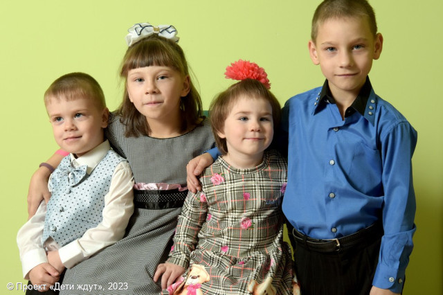 А сразу четверых детей приносит аист-тяжеловес! Маленькой семье нужны родители!