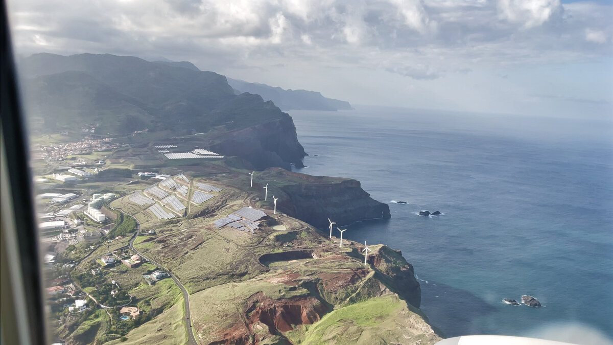 Вид из окна самолета на посадке