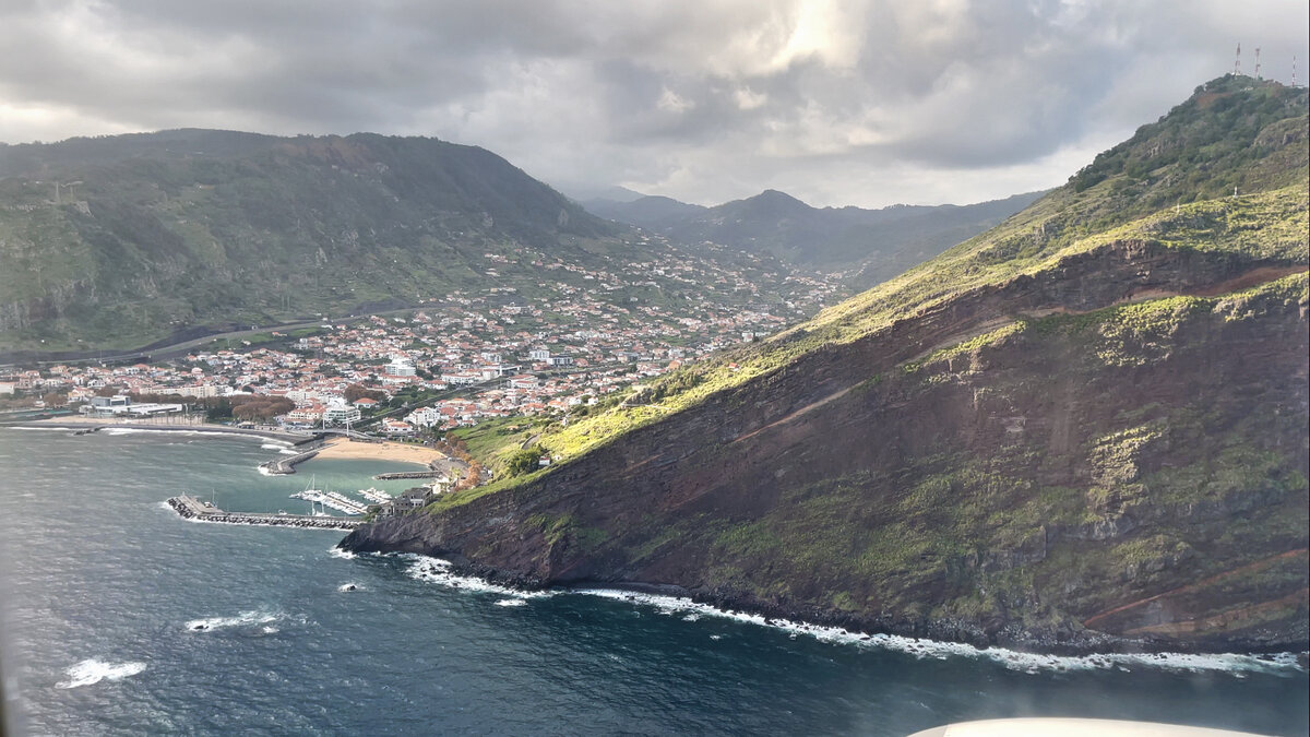 Вид из окна самолета на посадке