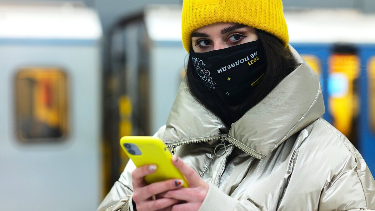    Девушка на станции Московского метрополитена© РИА Новости . Сергей Пятаков