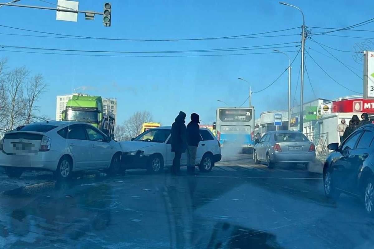    В Хабаровске Toyota врезался во встречный Nissan, двое детей пострадали