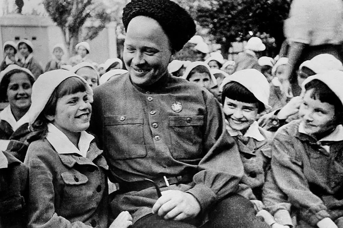    «Вероятно, потому, что в армии я был ещё мальчишкой, мне захотелось рассказать новым мальчишкам и девчонкам, какая она была, жизнь», - признавался Аркадий Гайдар.