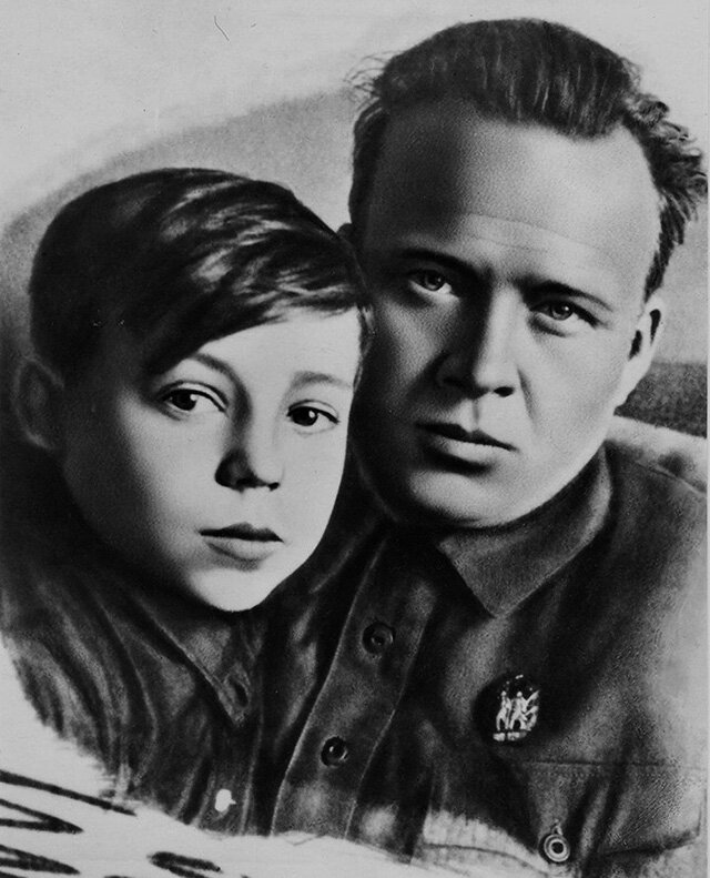    Аркадий Гайдар с сыном Тимуром. Фото: Литературно-мемориальный музей А.П. Гайдара в Арзамасе/