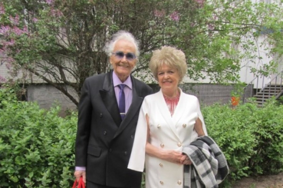    Яркие наряды и блинчики для любимого.