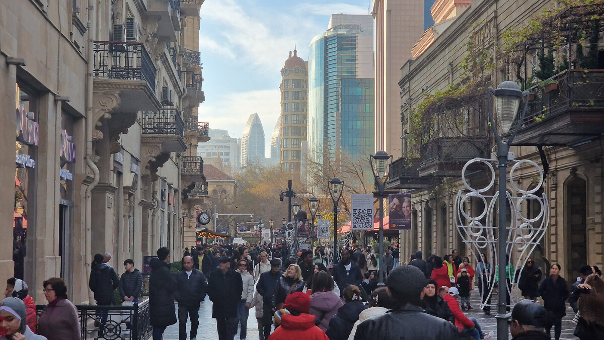 Улица у сада Хагани в самом центре Баку. Фото: Вячеслав Волков 