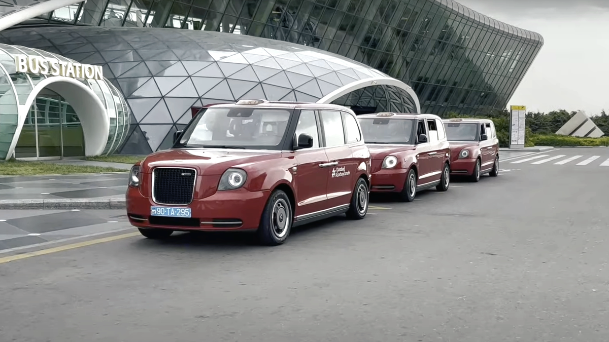 Бакинский кэб на манер Лондонских кэбов Geely ТХ4. 