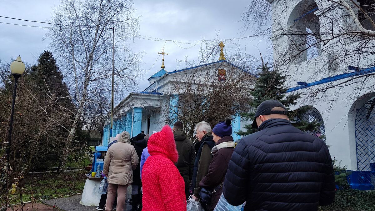 19 января 2024 г. Храм Покрова Пресвятой Богородицы в Тамани, очередь за водичкой Крещенской