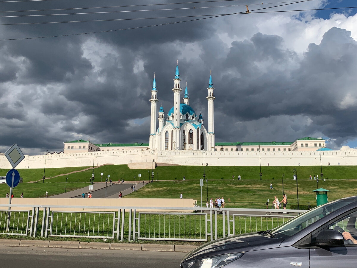 Мечеть видно из далека. На фоне грозовых, черных туч, она еще ярче и величественней.