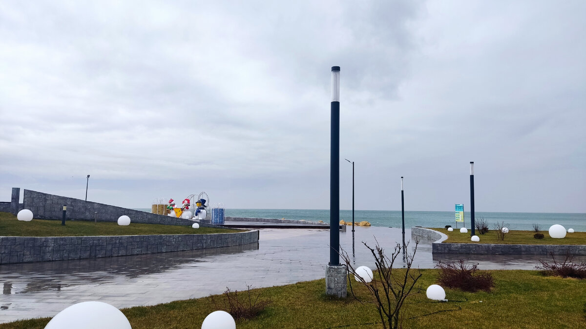 19 января 2024 г. Набережная в Тамани на Крещение, идет дождь