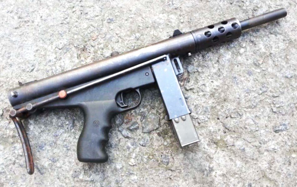 Пистолет-пулемет Плетер обр. 1991 года со сложенным прикладом. Вид справа.