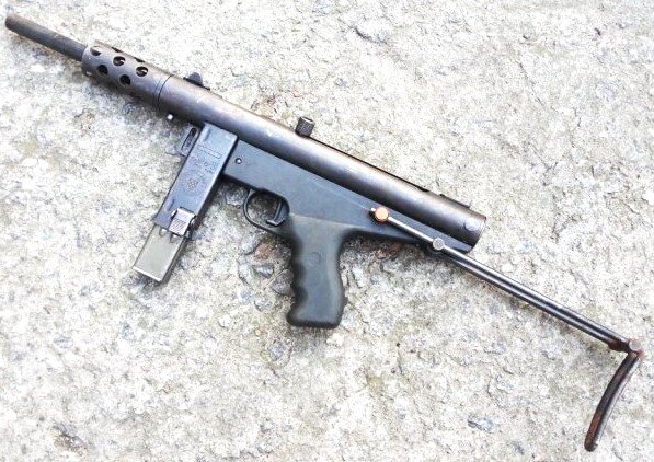 Пистолет-пулемет Плетер с разложенным прикладом. Вид слева.