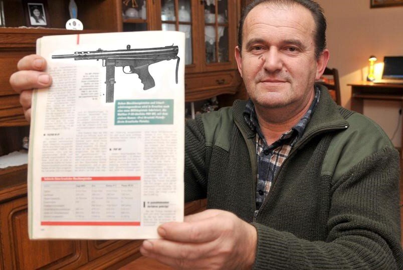 Желько Старчевич со своим пистолетом-пулеметом.
