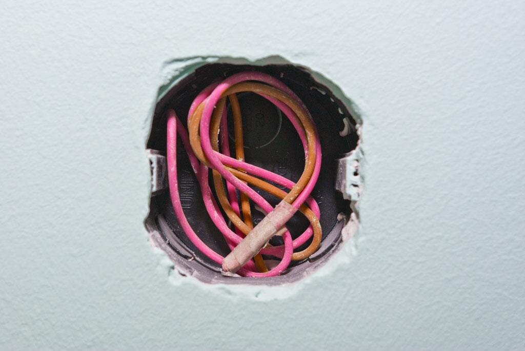 [caption id="attachment_4008" align="aligncenter" width="1024"] Проводка подключения освещения[/caption]