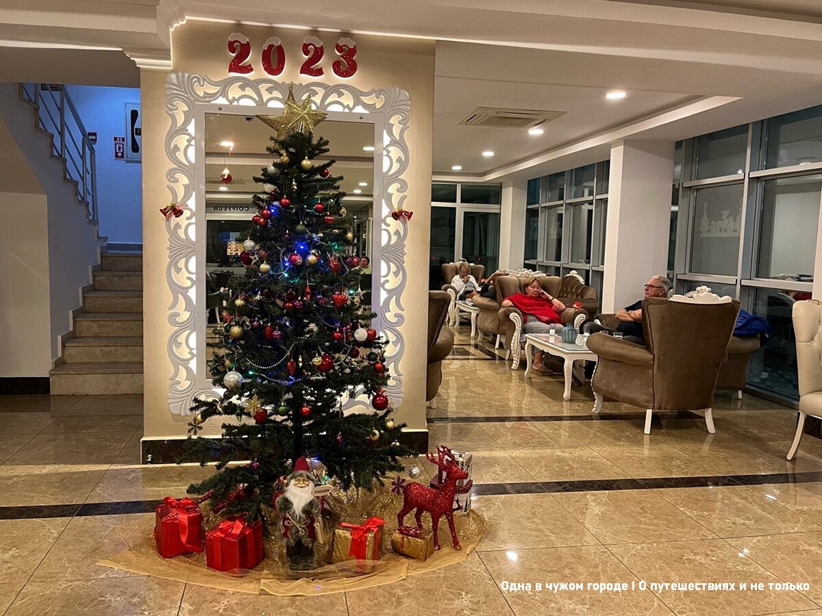 почему новый год нельзя встречать в белом. новогодняя фотосессия в студии. фотосессия в студии. пара в новогоднюю ночь. новогодний образ.