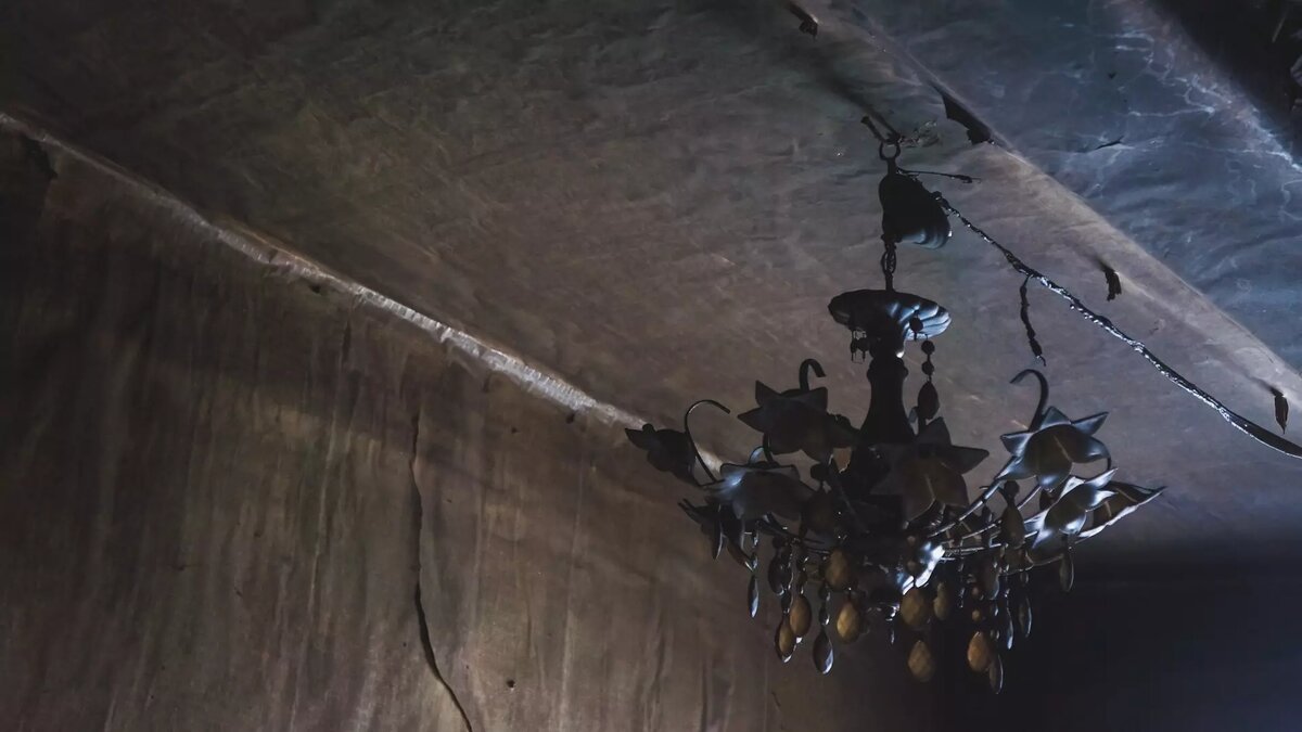     В доме продолжала оставаться одна семья, которая долго не хотела соглашаться на новое жилье.