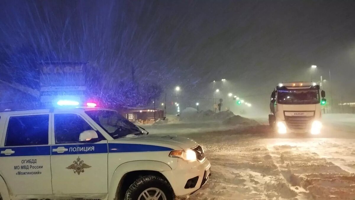     Ночью работа снегоуборочной техники в Удмуртии не прекращалась ни на минуту. Дорожники не только чистят трассы от снега, но и вытаскивают застрявшие автомобили, — сообщает председатель правительства республики Ярослав Семенов.