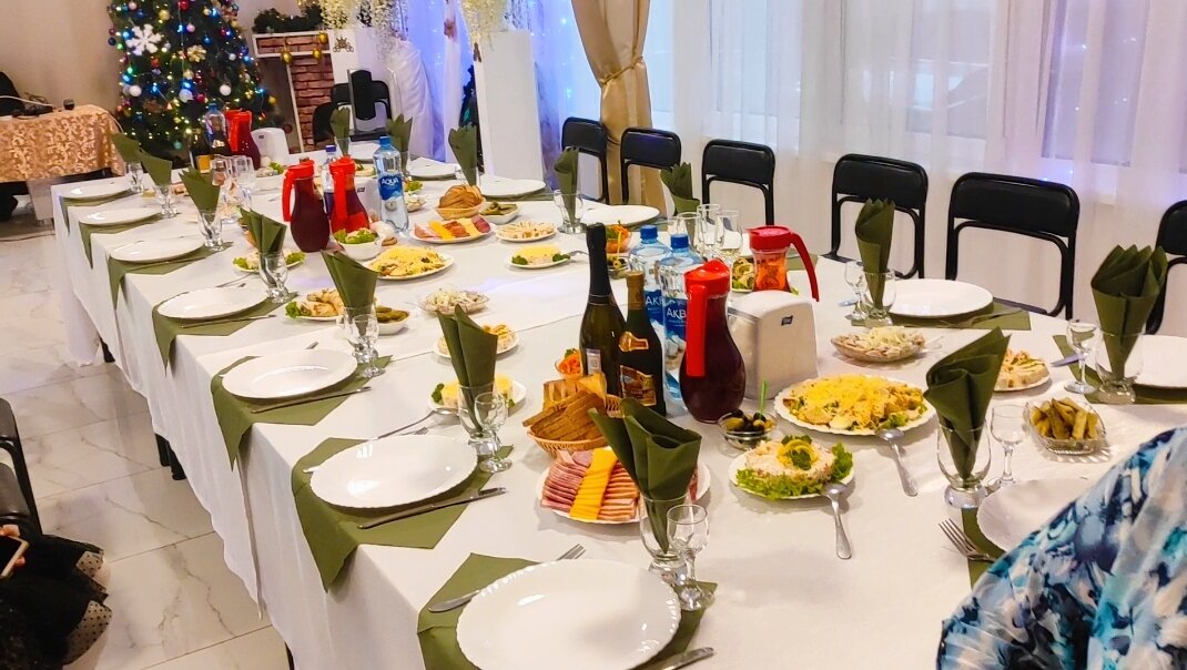 стол ждёт гостей