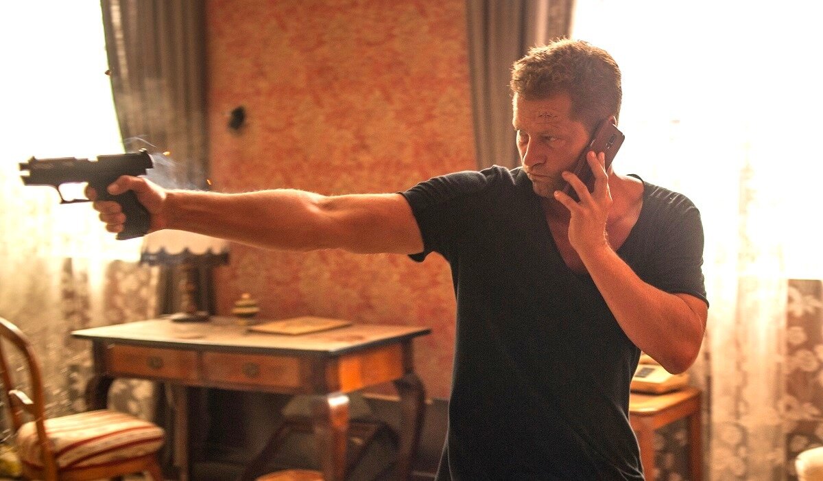 -  ...Я тебе обещаю: я тебя найду - и убью... А, пардон! Уже нашел, уже убиваю!