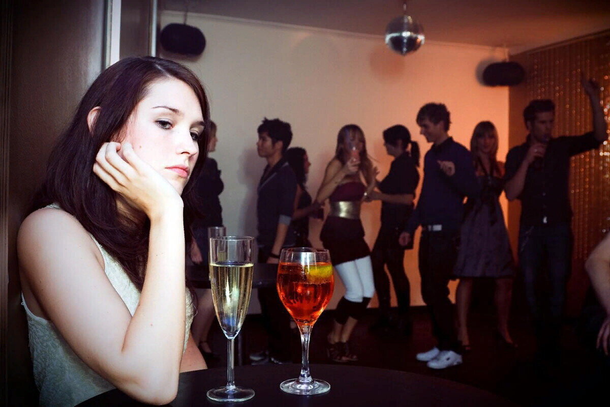 Пьяные девушки с модными коктейлями в стриптиз клубе