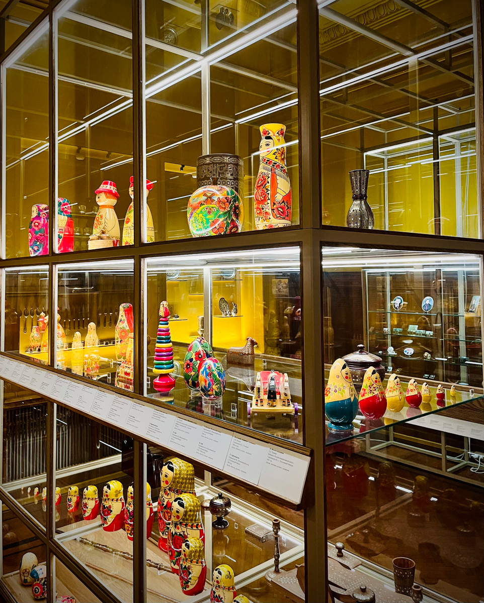 Зал выставки "«ВО ИМЯ ПРОМЫСЛА. ХУДОЖЕСТВЕННЫЕ ПРОМЫСЛЫ РОССИИ. ИМЕНА XX ВЕКА»