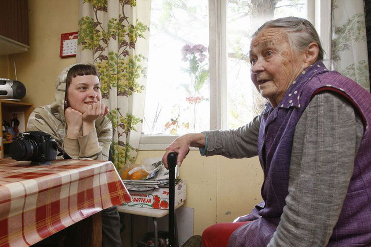 Дочь живет с бабушкой. Старушка в квартире. Квартира пенсионера. Бабушка и взрослая внучка. Бабушка рассказывает.