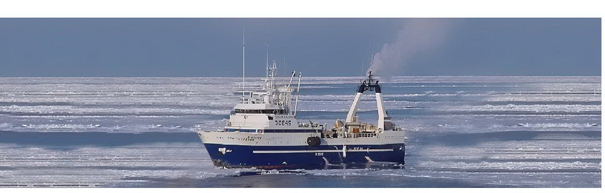 Морозийный филейный траулер норвежской постройки в море зимой.