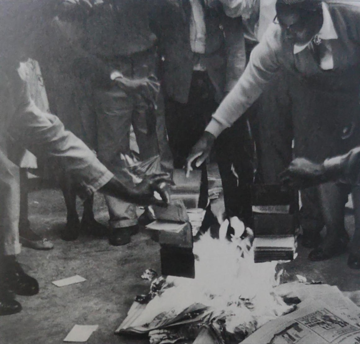 Чёрный в знак протеста сжигают свои "пропуска"