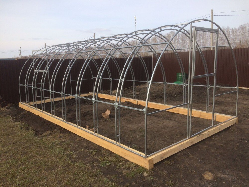 сдвоеная дуга на теплице Дачница Люкс усиленная.