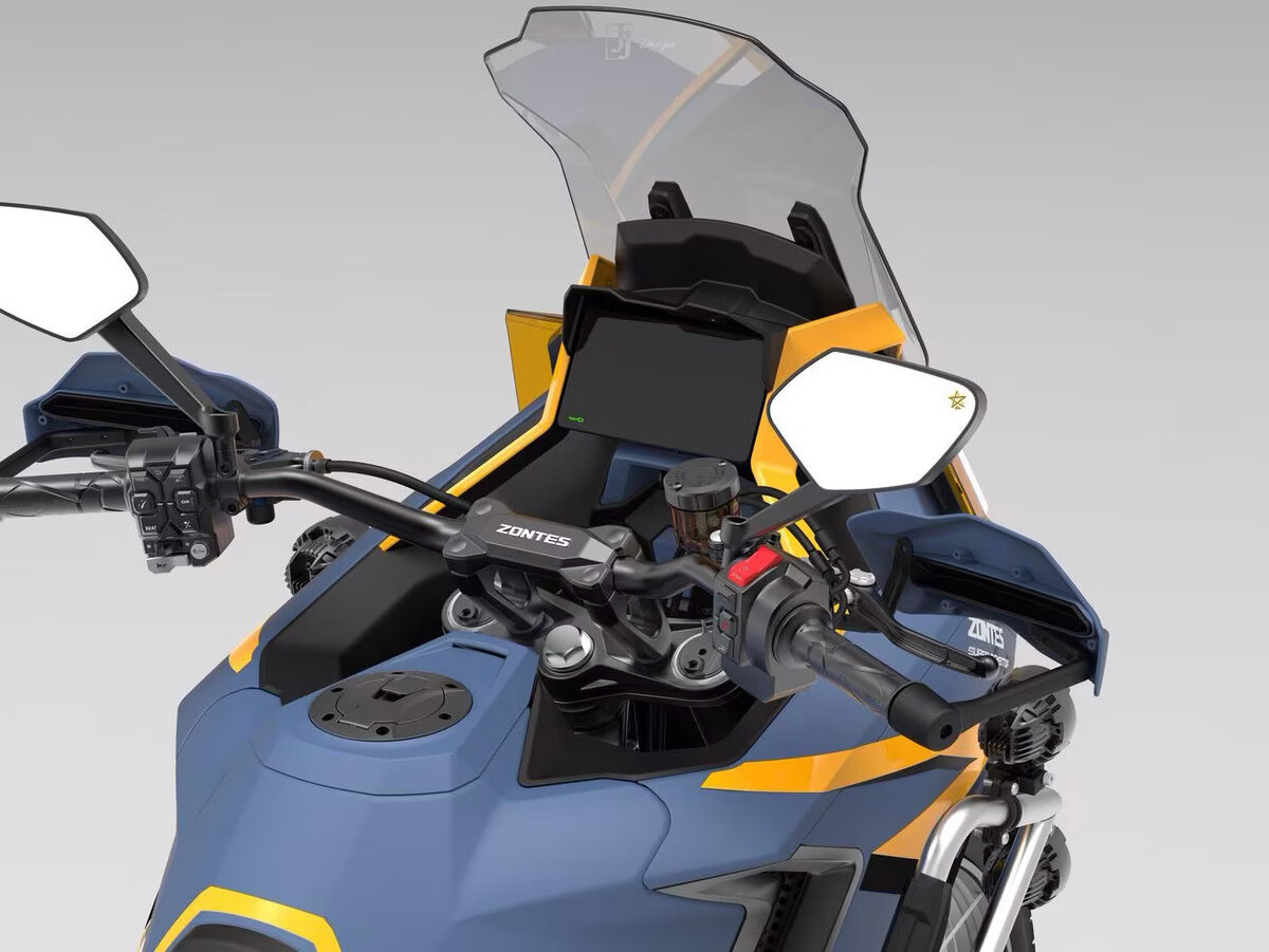 Вид на приборную панель 703F.Zontes