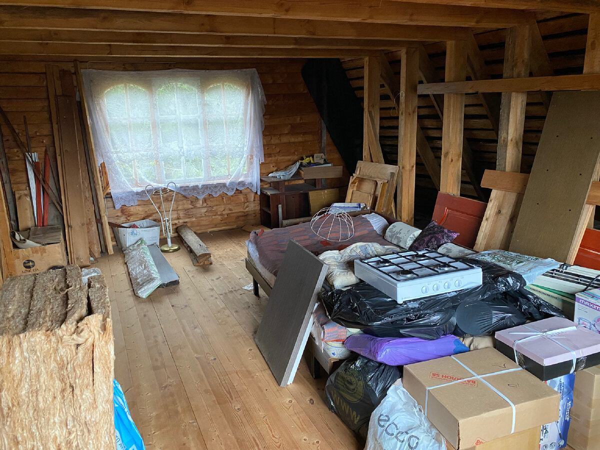 Чего только нет и кровать, дверь, тумбочки. 