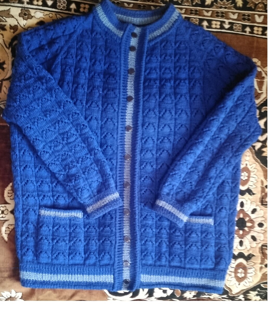 Более темная часть сверху на кокетке, это тень от телефона.