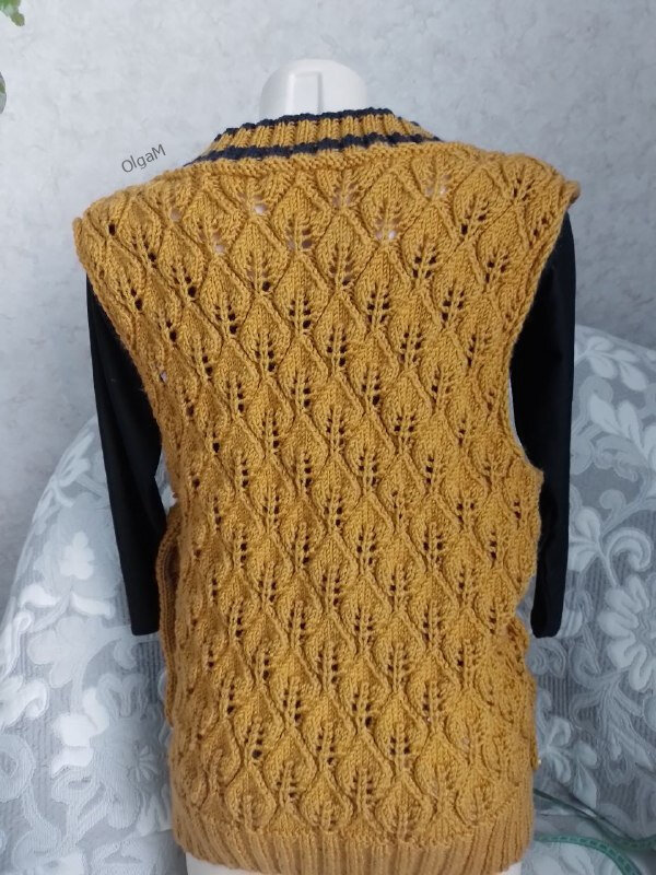 Детский вязаный жилет. Жилетка для девочки спицами. Безрукавка детская вязаная. Вязание жилет на год. Жилет из alize lanagold.