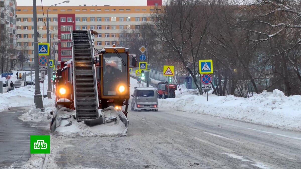    Более 150 тысяч специалистов привлекли к уборке снега в Москве