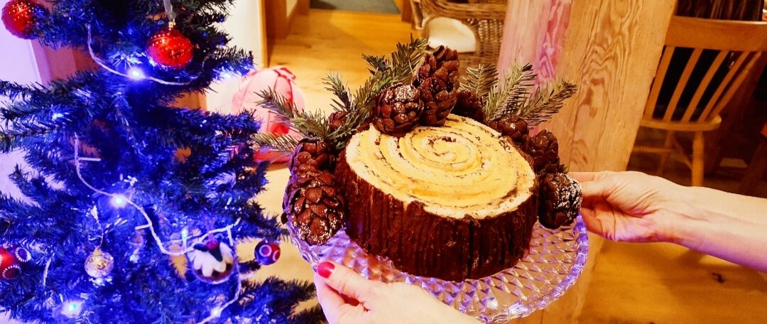 Синди держит тарелку с бисквитным тортом "Пенёк"
Источник: личный архив