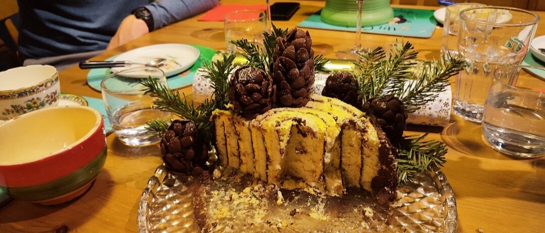 Торт "Пенёк" в разрезе. Шишки тоже съедобные. Они в сахарной пудре задача которой была имитировать снег
Источник: личный архив