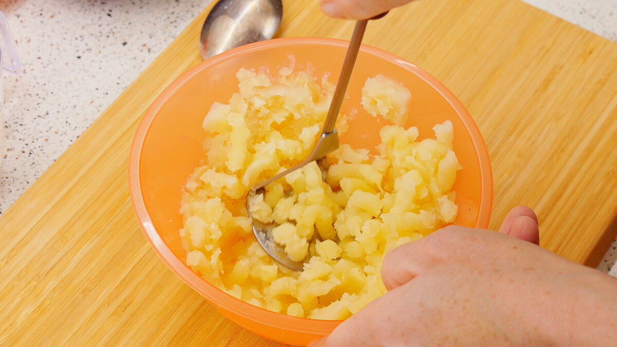 Жарка основным способом во фритюре. Технология приготовления жареной карт. Требования к качеству отварной птицы. Требования к качеству жареного мяса. Технология приготовления жареной картошки.