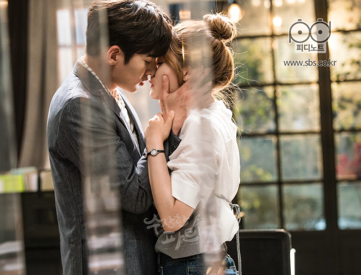 Настоящий момент здесь и сейчас. Чтобы любить человека необязательно быть с ним рядом. Влюбленные. Чтобы любить человека необязательно быть. Существенная и важная информация.