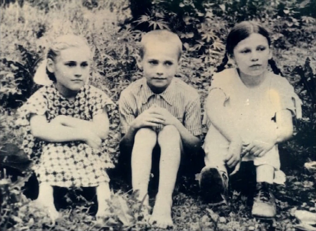 Маленький Володя Жириновский с сёстрами